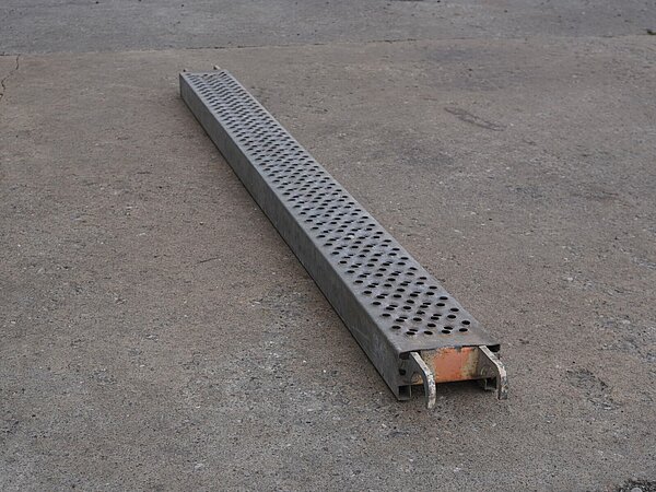 Stahlboden B14, Rohr-Auflage, 200 L x 7,5 H