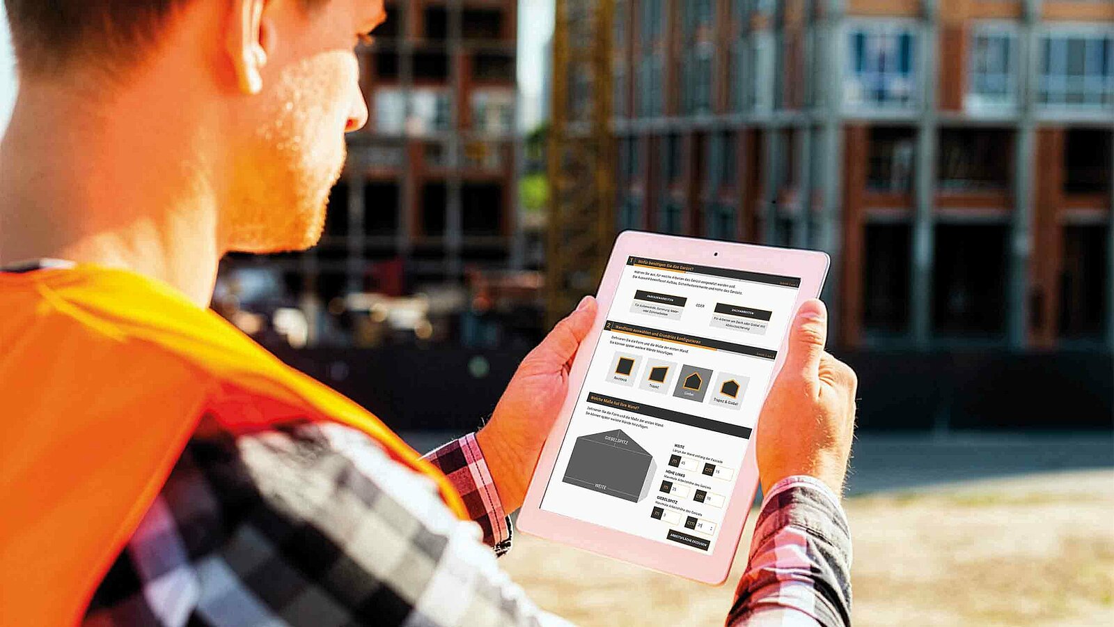 Ingenieur hält Tablet PC und bedient den Gerüstkonfigurator EAsyFlow App