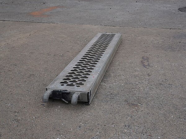 Stahlboden B24, Rohr-Auflage, 150 L x 7,5 H