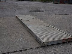Alu-Durchstieg B64 Alu-Belag, m. Leiter, Rohr-Auflage, 300L x 8,1 H