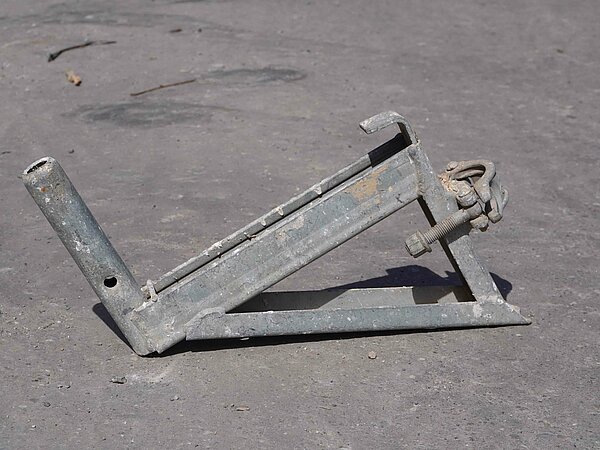 Konsole 36 (SW19 / 22), mit Rohrverbinder, integrierter Kippsicherung für 0,32m breite Gerüstböden