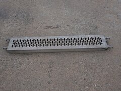 Stahlboden B24, Rohr-Auflage, 150 L x 7,5 H