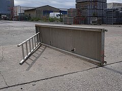 Alu-Durchstieg B64 Alu-Belag, m. Leiter, Rohr-Auflage, 300L x 8,1 H