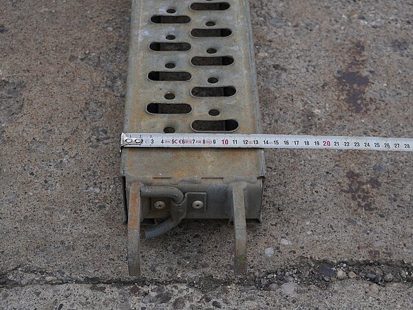 Stahlboden B14, Rohr-Auflage, 300 L x 7,5 H