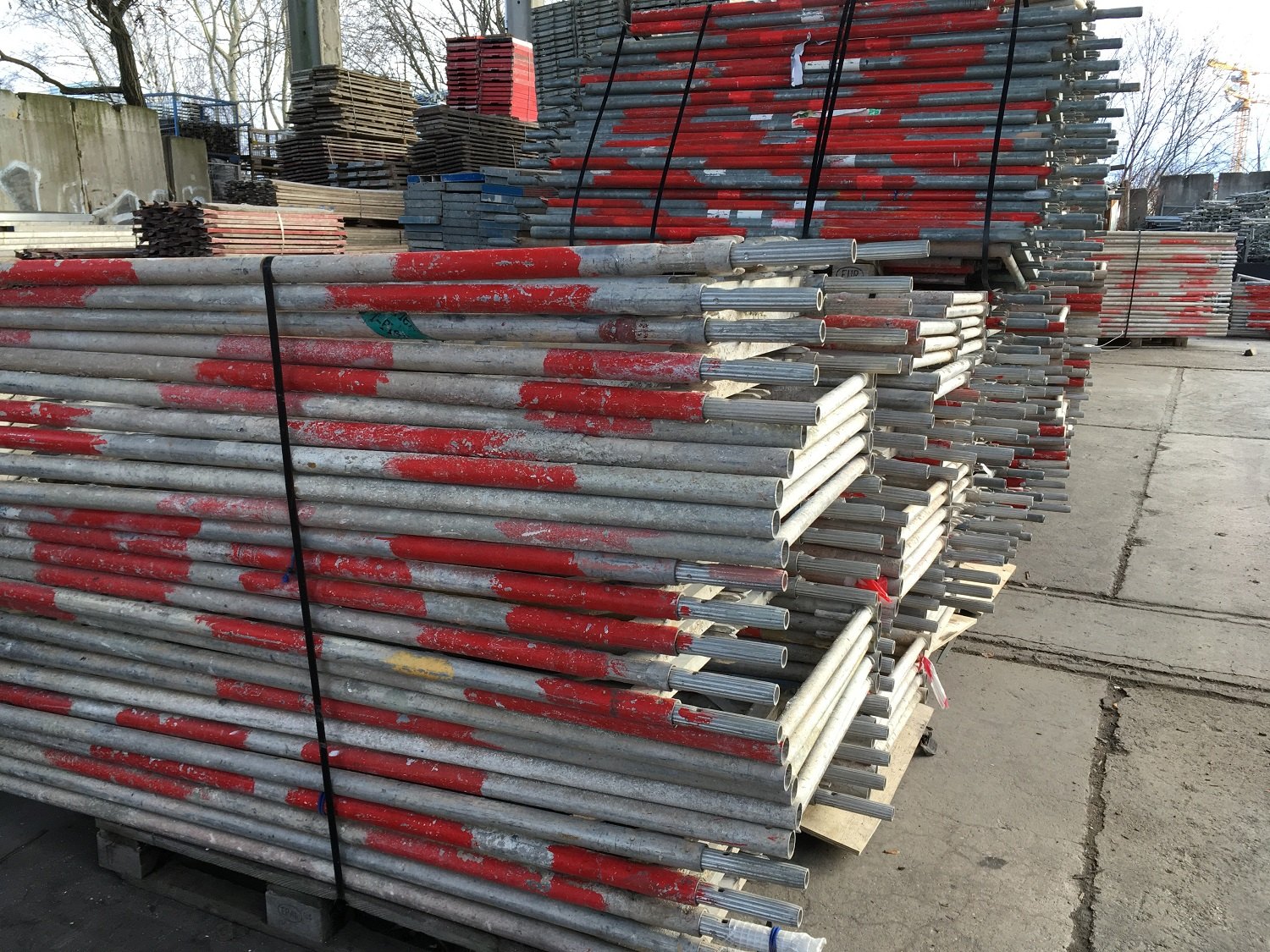 Plettac SL 100 Fassadengerüst 130 m² gebraucht · Holzbohlen, Feld 3,00 m · Vollausstattung gem. AuV des Herstellers