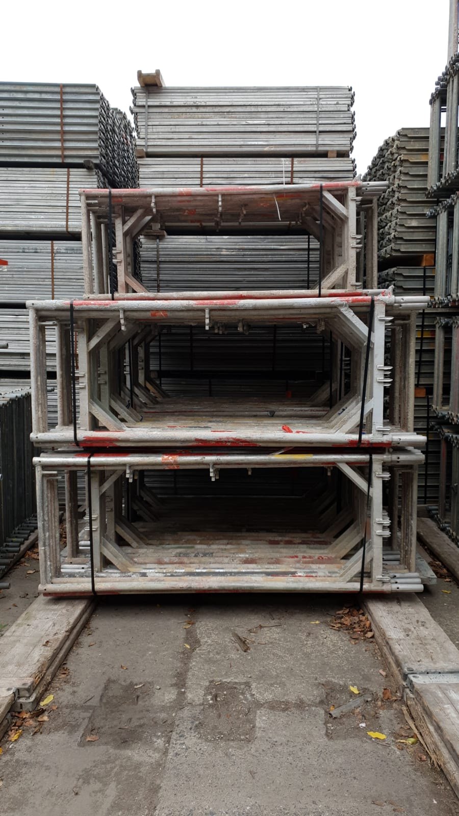 Plettac SL 100 Fassadengerüst 155 m² gebraucht · Stahlboden, Feld 3,00 m · Vollausstattung gem. AuV des Herstellers