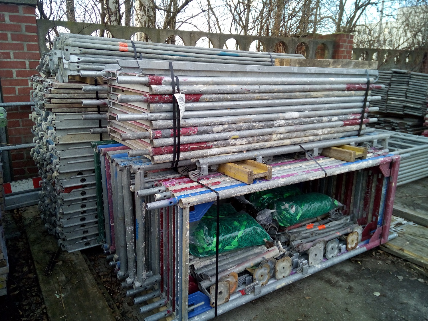 Layher Blitz 70 Fassadengerüst 327 m² gebraucht · Robustboden, Feld 2,57 m · Basisausstattung