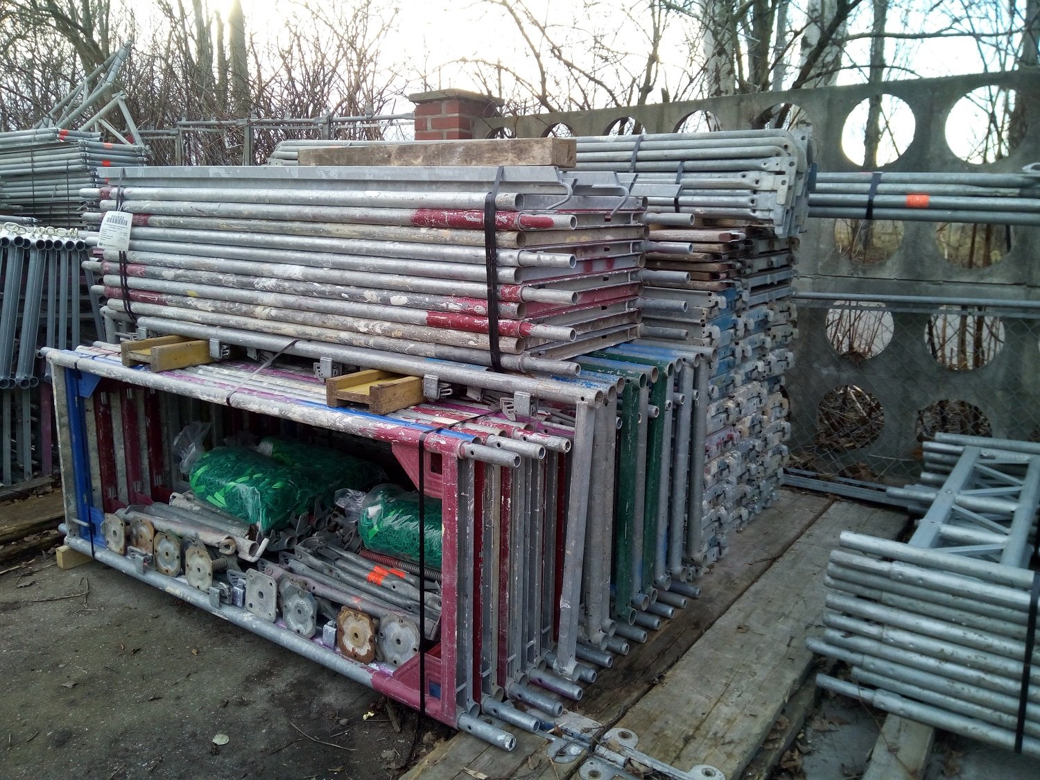 Layher Blitz 100 Dachfanggerüst 101 m² gebraucht · Robustboden, Feld 3,07 m · Basisausstattung