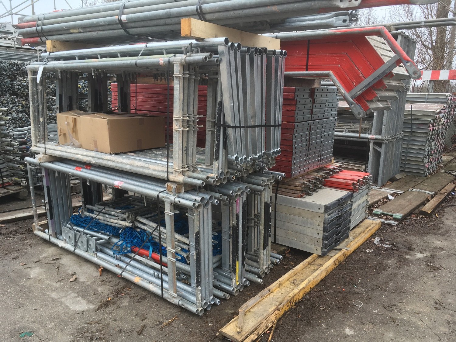 Plettac SL 70 Fassadengerüst 436 m² gebraucht · Holzbohlen, Feld 2,50 m · Basisausstattung