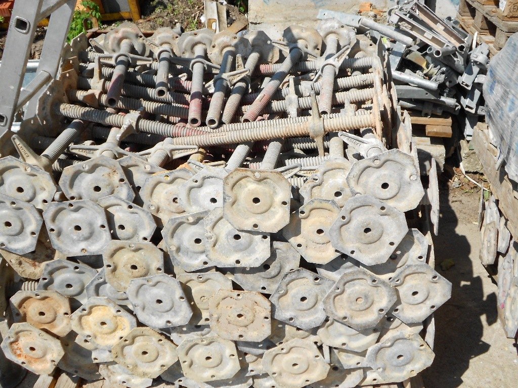 Fußspindeln Layher Blitz, gebraucht – Beispielfoto aus unserem Lager