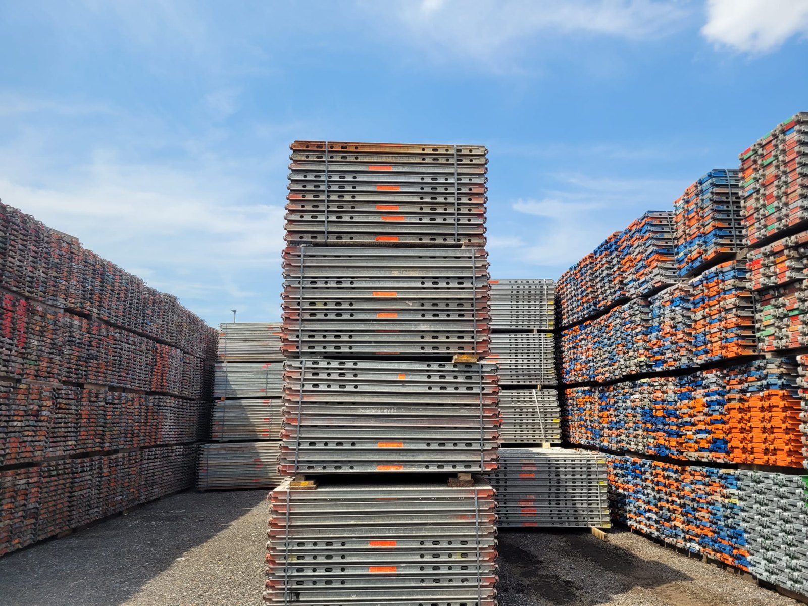 Layher Allround Fassadengerüst 4833 m² gebraucht · Stahlböden, Feld 3,07 m, Breite 0,73 m