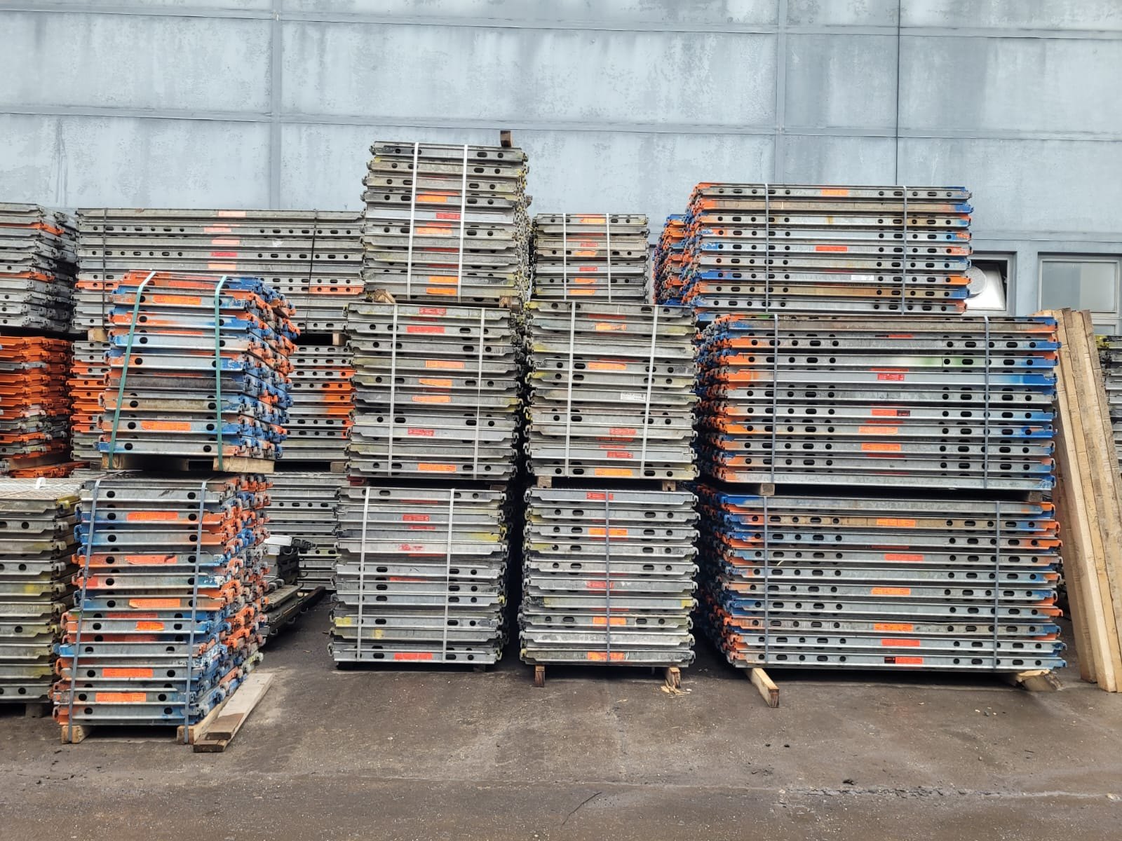 Layher Blitz 100 Dachfanggerüst 102 m² gebraucht · Alu-Boden, Feld 2,57 m · Vollausstattung gem. AuV des Herstellers
