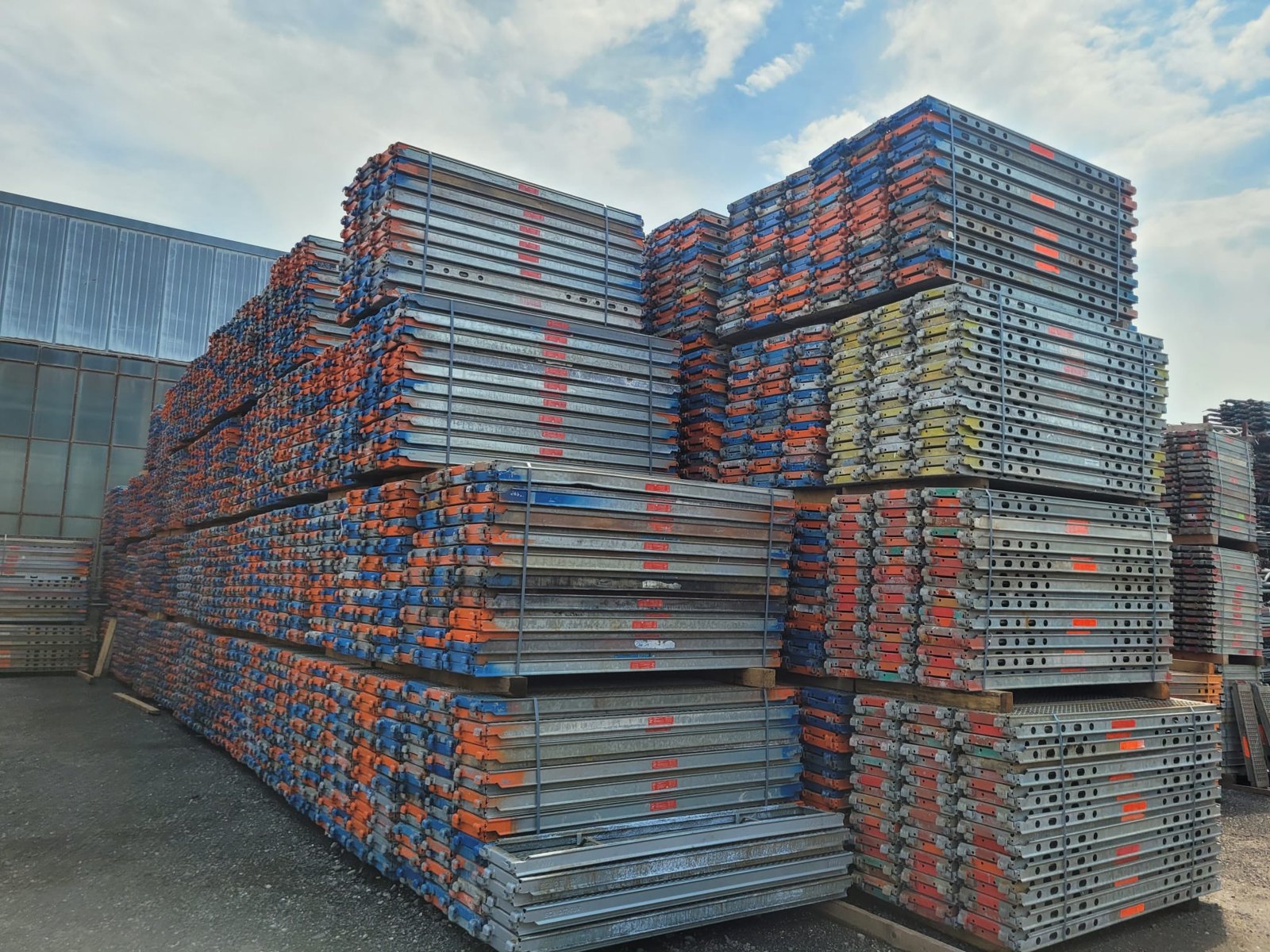 Layher Allround Fassadengerüst 1770 m² gebraucht · Stahlböden, Feld 2,57 m, Breite 1,09 m