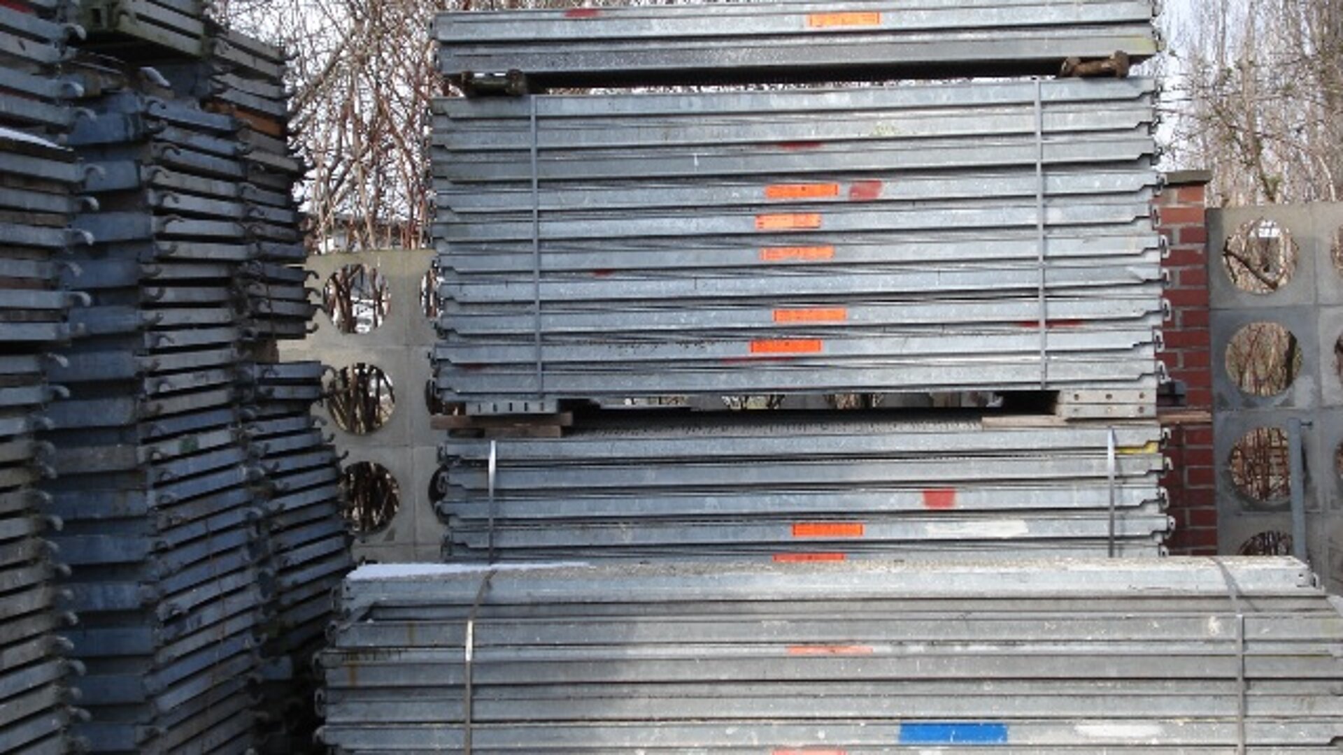 Layher Blitz 100 Fassadengerüst 155 m² gebraucht · Stahlboden, Feld 3,07 m · Basisausstattung