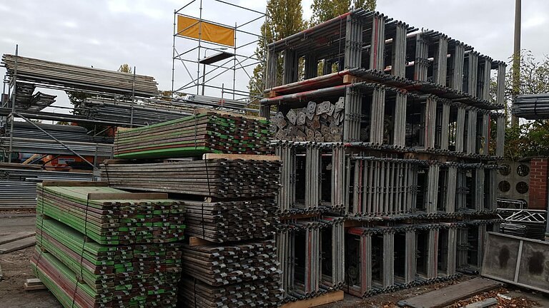 Plettac SL 70 Fassadengerüst 409 m² gebraucht · Holzbohlen, Feld 2,50 m · Basisausstattung