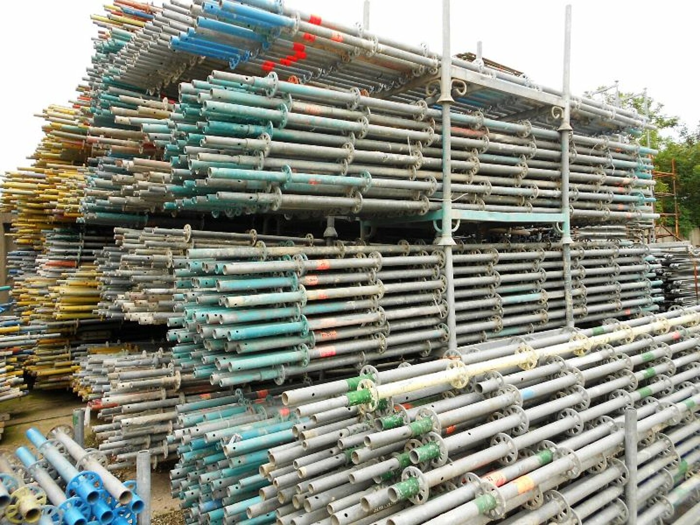 Layher Allround Fassadengerüst 4607 m² gebraucht · Stahlböden, Feld 3,07 m, Breite 0,73 m