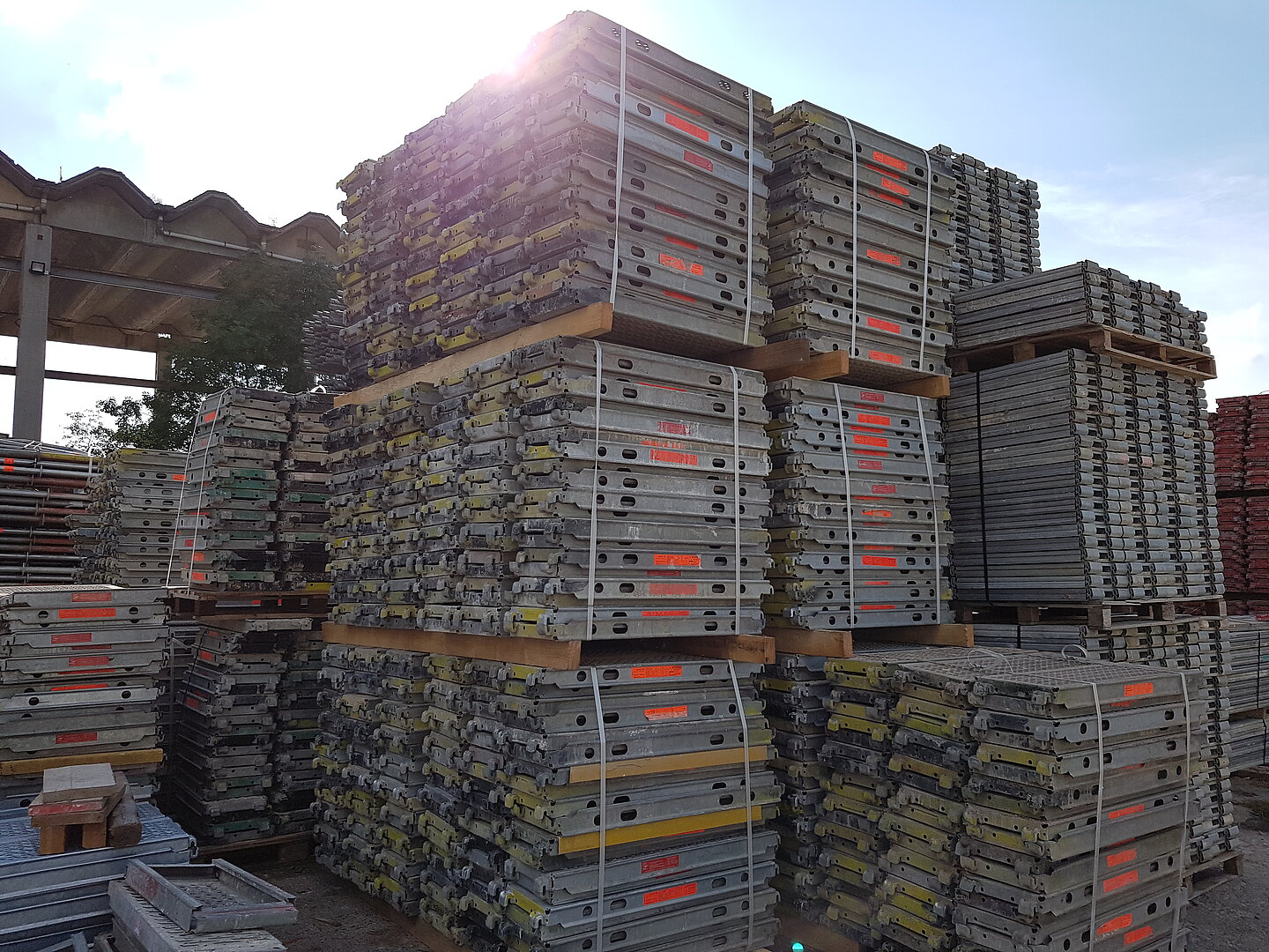 Layher Blitz 100 Dachfanggerüst 142 m² gebraucht · Robustboden, Feld 3,07 m · Basisausstattung