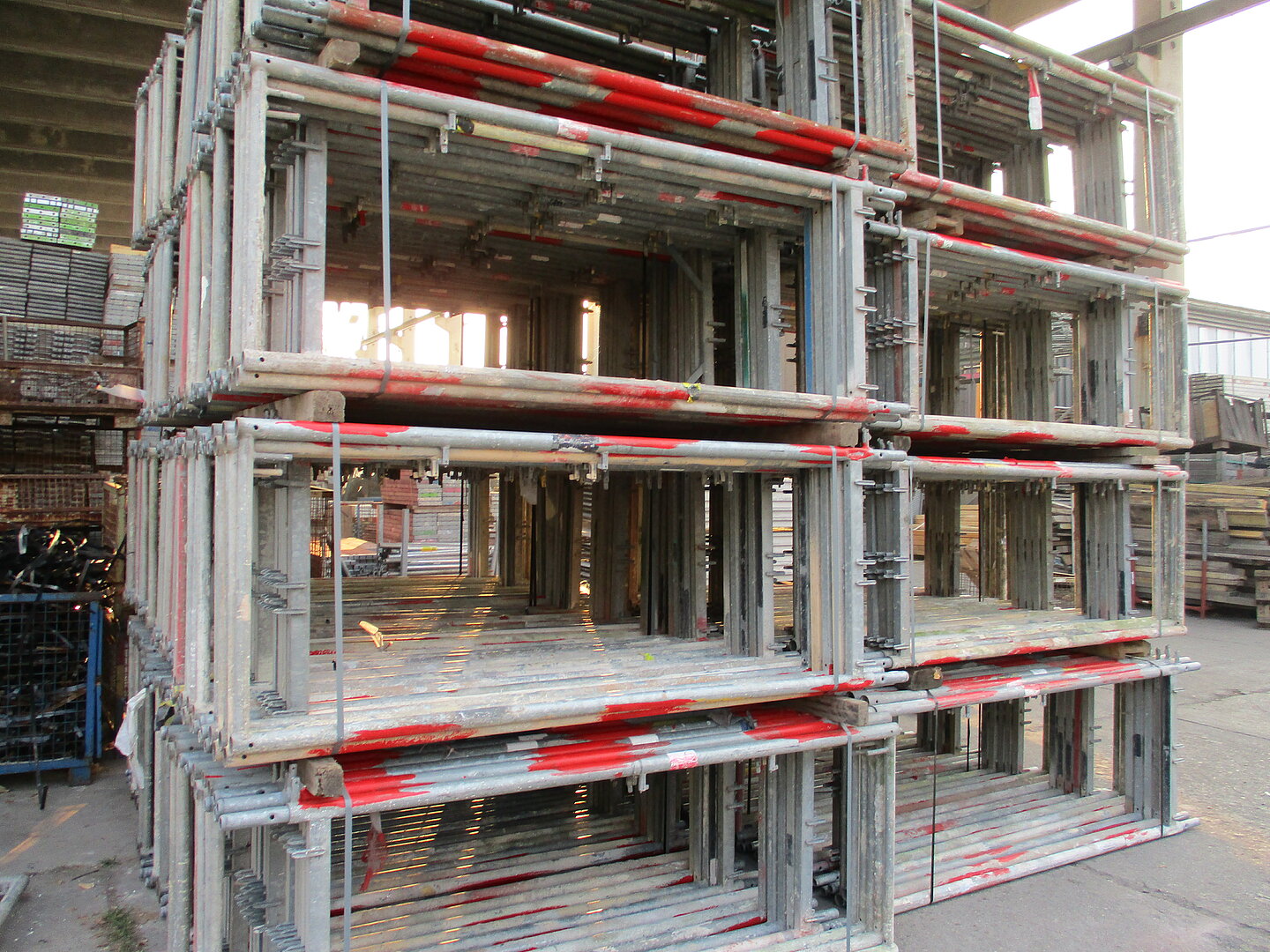 Plettac SL 100 Fassadengerüst 293 m² gebraucht · Stahlboden, Feld 3,00 m · Vollausstattung gem. AuV des Herstellers