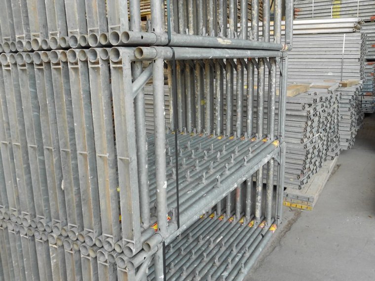 Hünnebeck Bosta 100 Fassadengerüst 436 m² gebraucht · Stahlboden, Feld 2,50 m · Basisausstattung