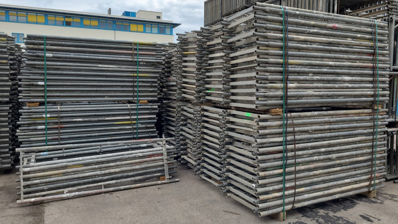 Rux Super 65 Fassadengerüst 113 m² gebraucht · Holzbohlen, Feld 3,00 m · Basisausstattung