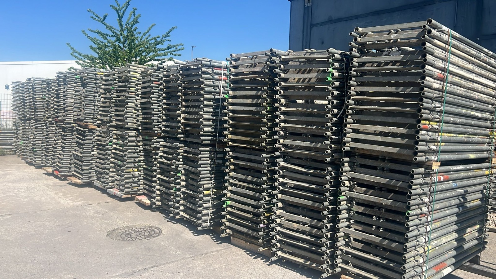 Rux Super 100 Fassadengerüst 130 m² gebraucht · Holzbohlen, Feld 3,00 m · Basisausstattung