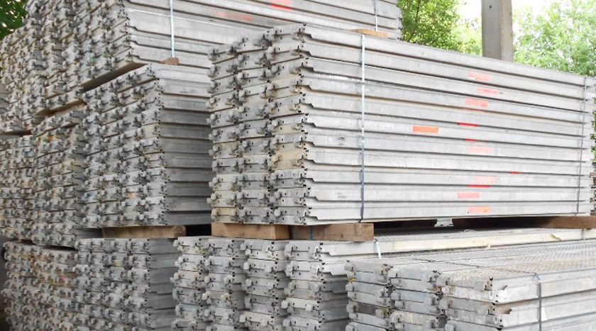 Layher Allround Fassadengerüst 102 m² gebraucht · Stahlböden, Feld 2,57 m, Breite 0,73 m