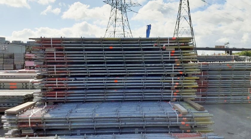 Layher Allround Fassadengerüst 908 m² gebraucht · Stahlböden, Feld 2,57 m, Breite 0,73 m