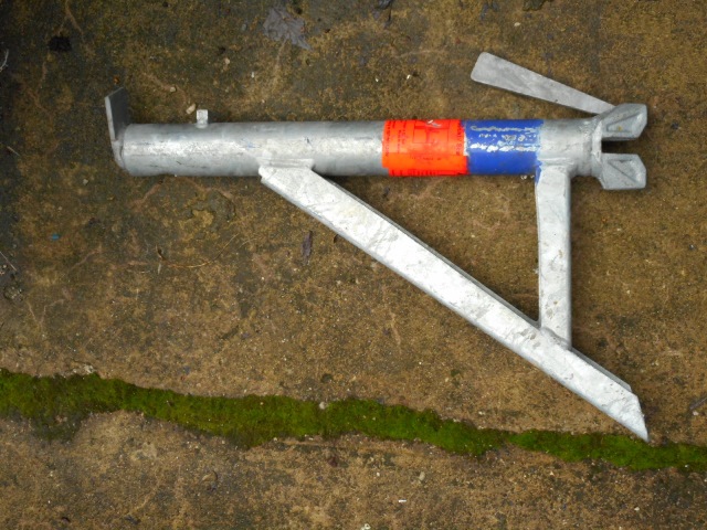 O - Konsole, 0,69m breit, ohne Rohrverbinder, für 2 x 0,19m oder 3 x 0,19m breite O - Böden, teleskopierbar