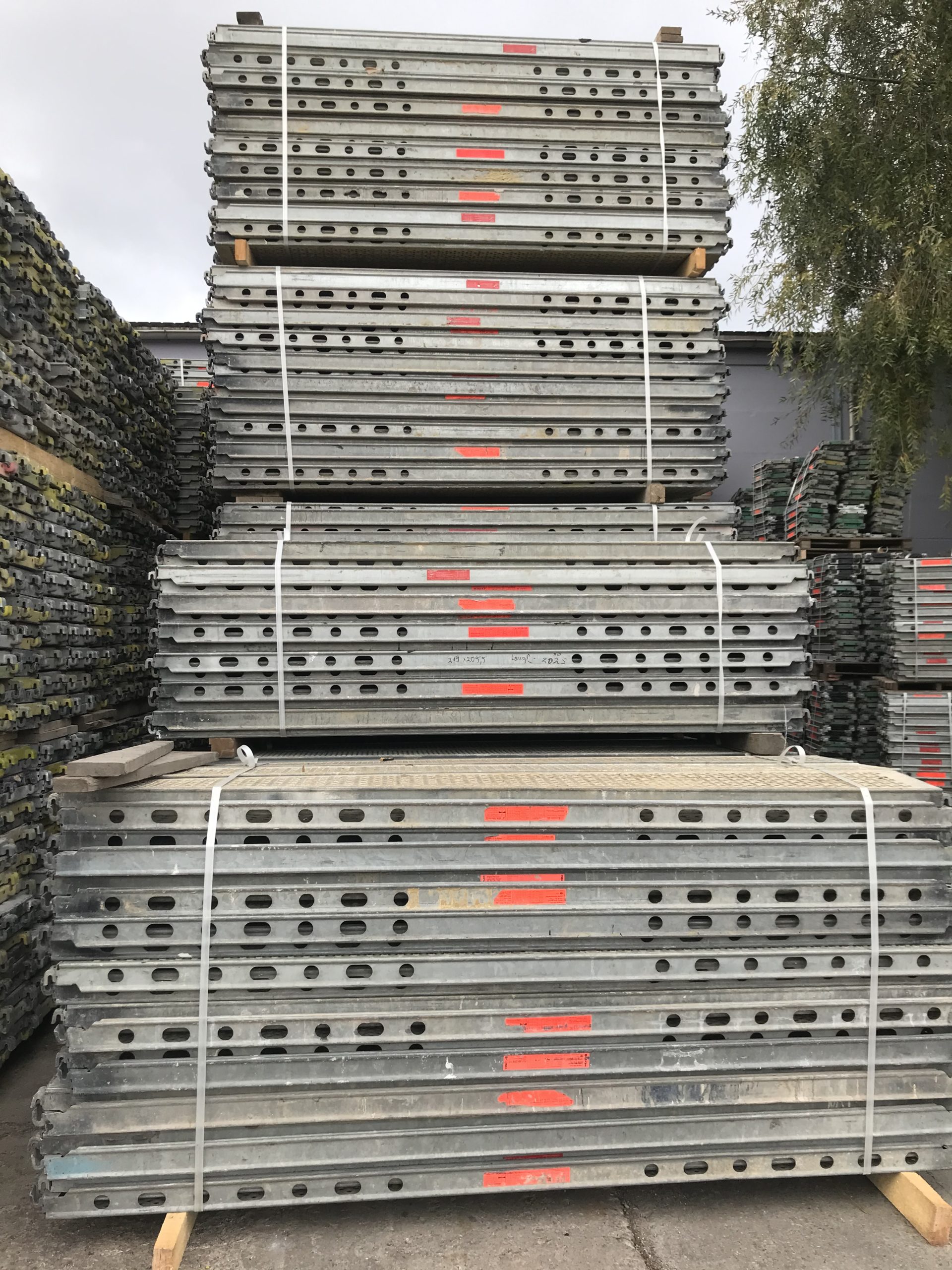Layher Allround Fassadengerüst 8598 m² gebraucht · Stahlböden, Feld 2,57 m, Breite 1,09 m