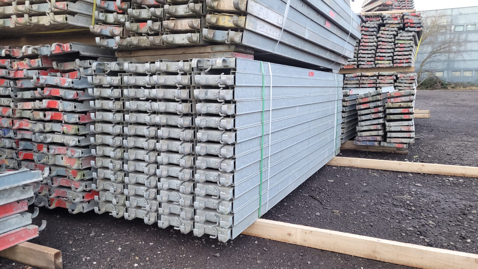 Stahlboden B32, Rohr-Auflage, 300 L x 7,6 H