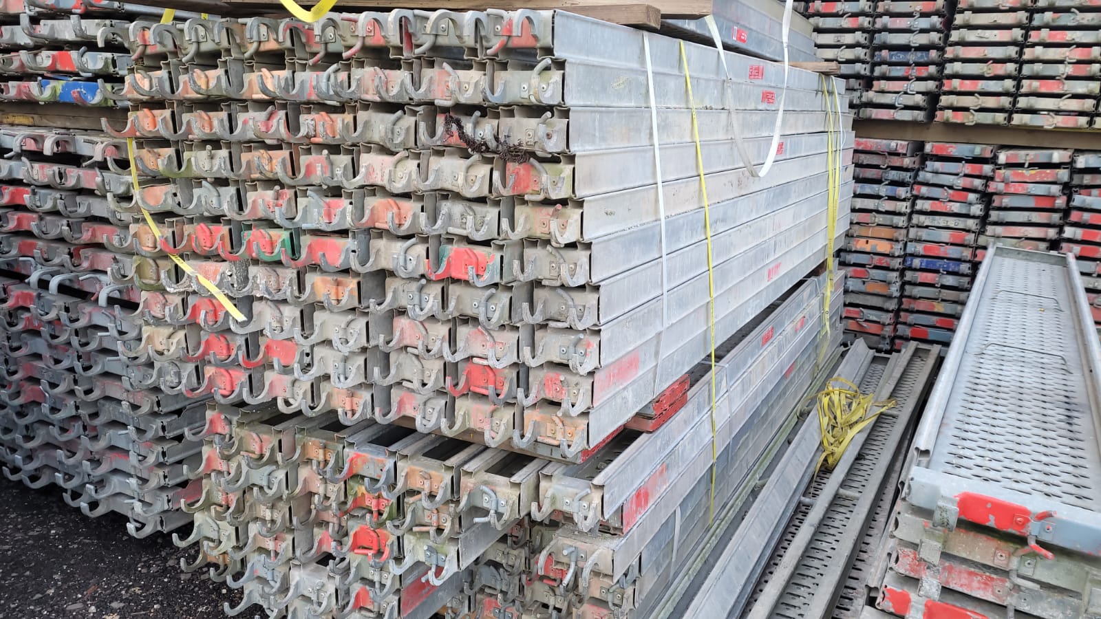 Stahlboden B32, Rohr-Auflage, 250 L x 7,6 H