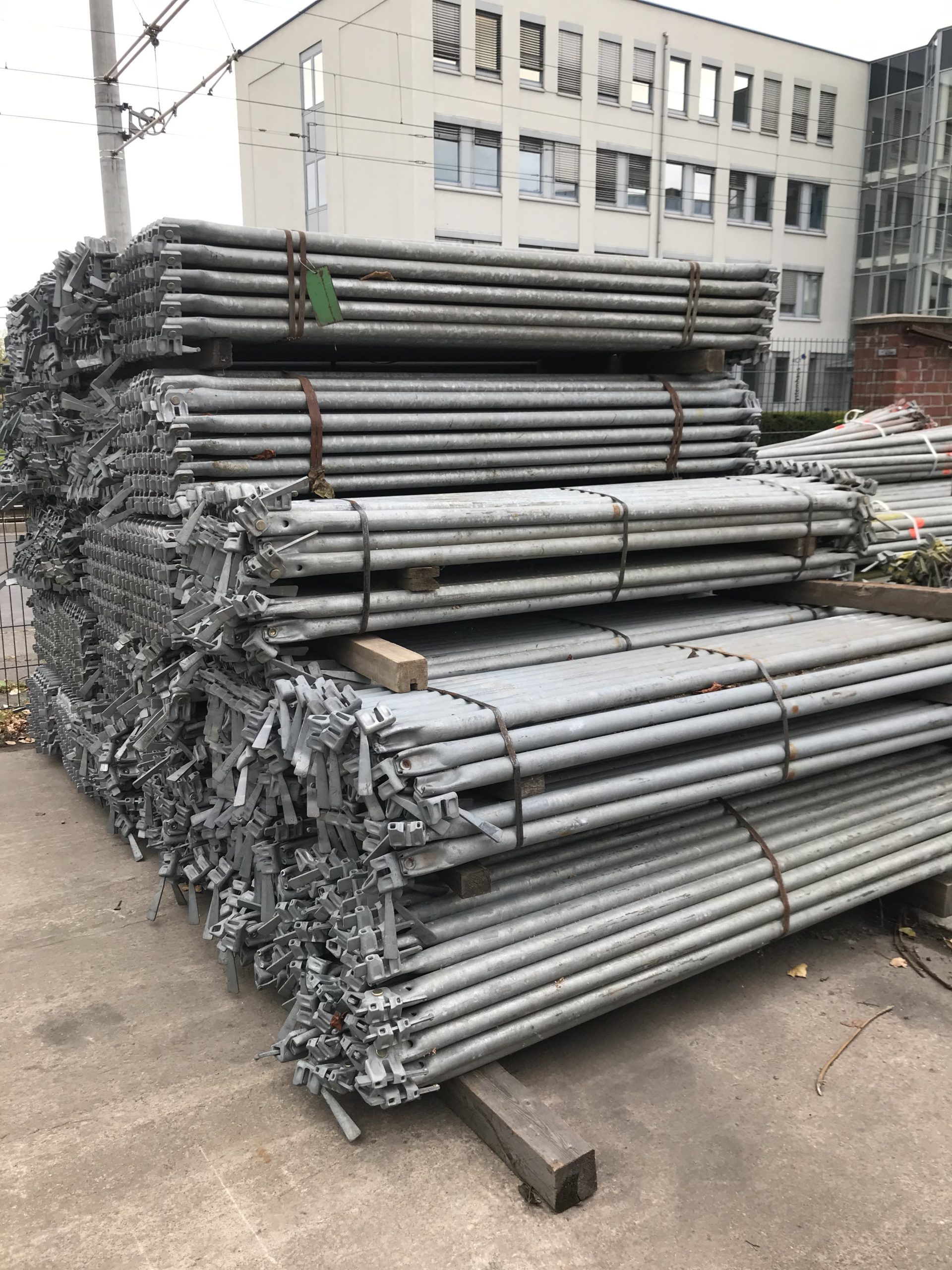 Layher Allround Fassadengerüst 2417 m² gebraucht · Stahlböden, Feld 3,07 m, Breite 1,09 m