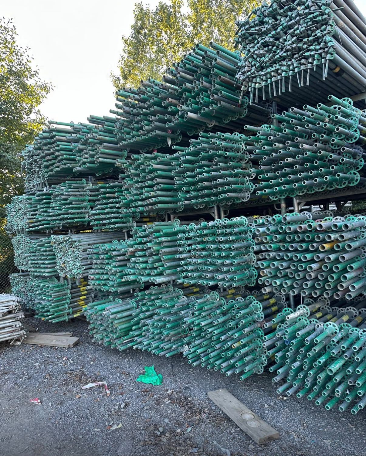 Modulové lešení Alfix – velká partie 684 t, použité díly na stohovacích stojanech