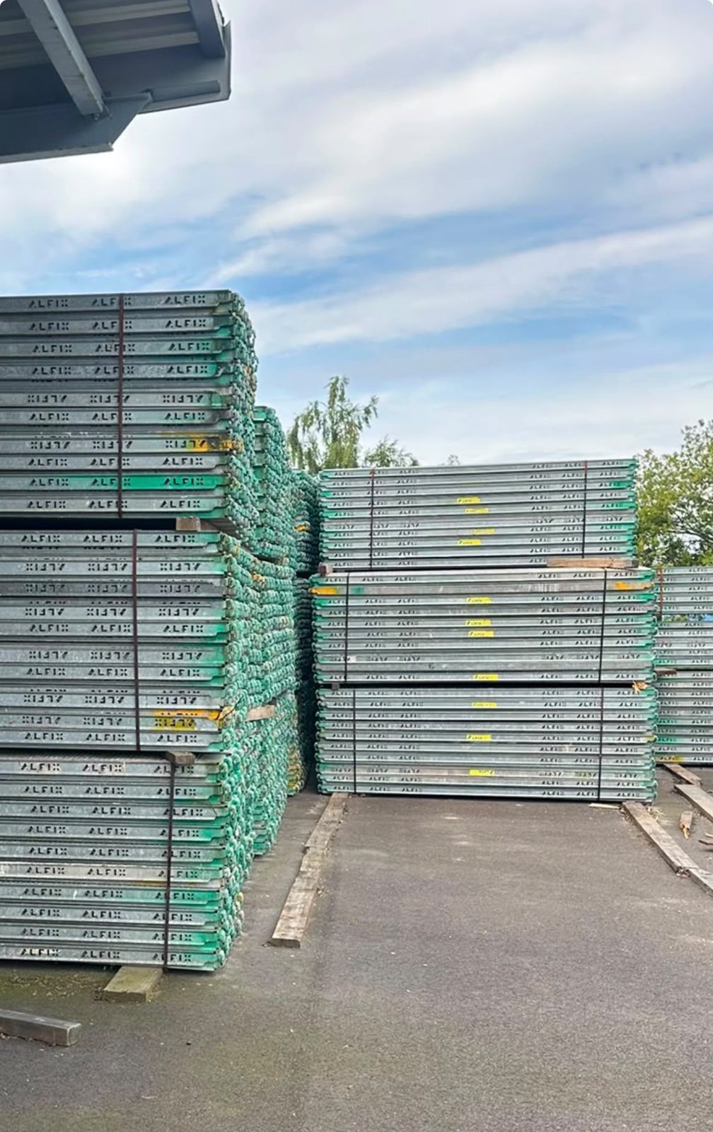 Modulové lešení Alfix – velká partie 684 t, použité díly na stohovacích stojanech