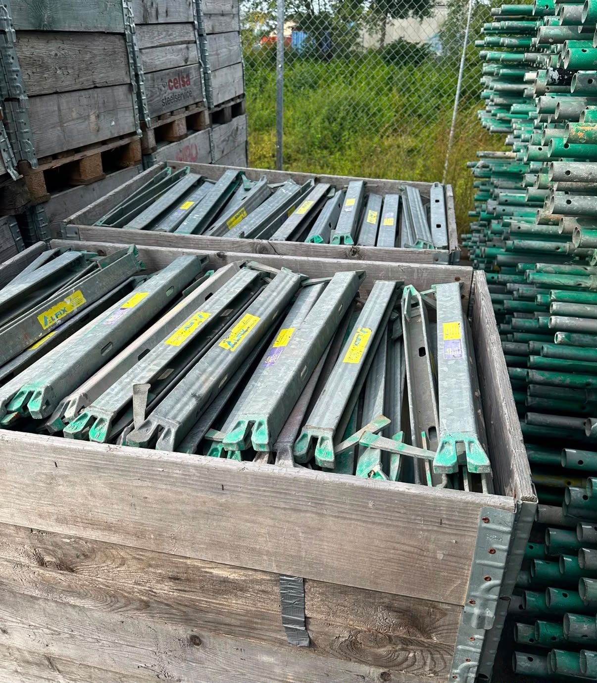 Modulové lešení Alfix – velká partie 684 t, použité díly na stohovacích stojanech