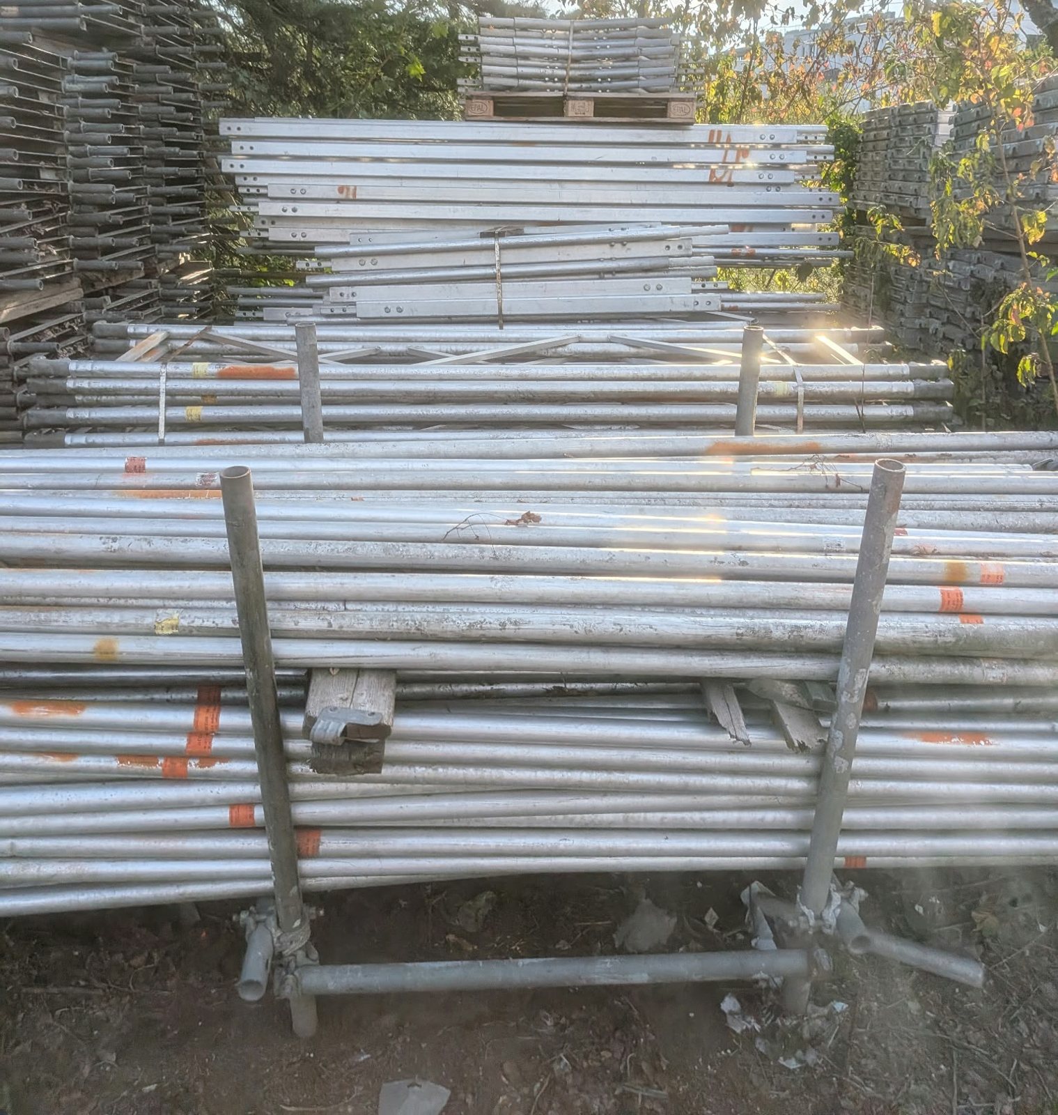 Layher Blitz und Allround – Großposten, gebrauchte Teile im Lager